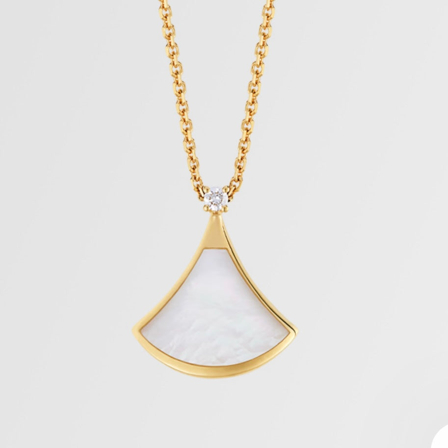 Bulgari necklace ديفاز دريم